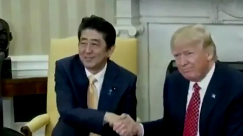 Moment stânjenitor între Trump și premierul Japoniei. Cum au dat mâna cei doi lideri timp de 19 secunde. VIDEO
