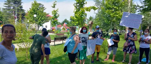 VIDEO| Zeci de părinți au protestat la școala din Ilfov unde o elevă a fost găsită în comă alcoolică în școală și cazul a fost ascuns de conducere. Directoarea a demisionat