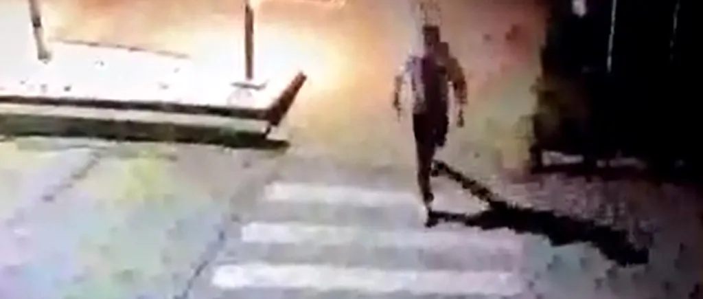 VIDEO | Tânăr din Olt, cercetat pentru distrugere după ce a rupt mai mulţi stâlpişori de iluminat dintr-un parc şi a spart geamul unei maşini