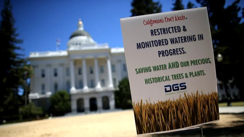 Amendă de 500 de dolari pentru californienii care irosesc apa. Statul american trece prin cea mai gravă secetă din ultimii 40 de ani