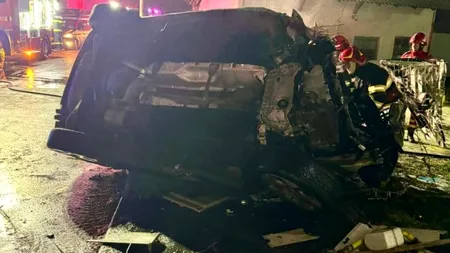 Tragedie în Găești: doi tineri de 18 și 19 ani au murit după ce mașina în care se aflau a intrat într-o clădire și a luat foc
