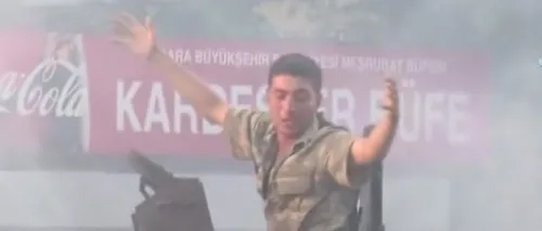 VIDEO emoționant. Un tânăr soldat turc, salvat de la linșaj în ultima clipă