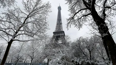 Parisul s-a trezit cu „haină albă”. Ninsoarea de noaptea trecută a acoperit străzile din capitala franceză și împrejurimi