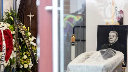 (UPDATE) FOTO - VIDEO | Sicriul cu trupul neînsufleţit al actorului Mitică Popescu, depus joi în foaierul Teatrului Mic / „Era minunat. Era un om foarte drăguț. Un boem”