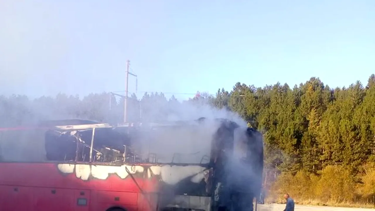 Autocar cuprins de FLĂCĂRI la Cluj. Șoferul a evacuat toți cei 29 de pasageri. Cauza incendiului, o DEFECȚIUNE la alternator