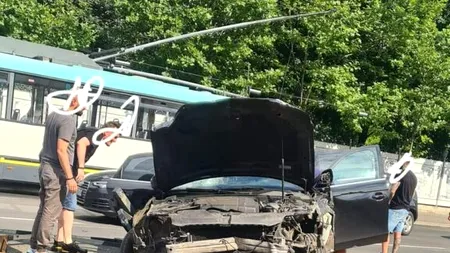 Accident rutier grav pe Calea Văcărești din Capitală. Un troleibuz și două mașini s-au ciocnit