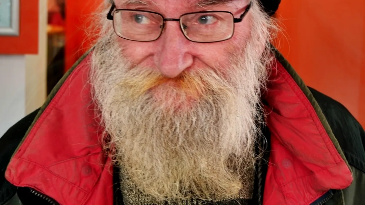 Un fost regizor a ajuns pe străzi. „Dorm în Gara de Nord