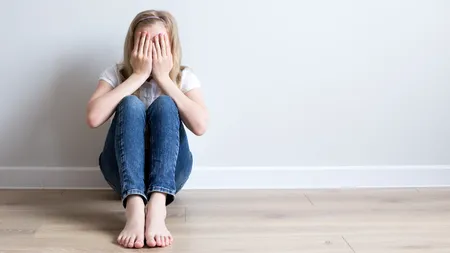 Caz halucinant în Ploiești. O fetiță de 10 ani a fost violată și filmată de mai mulţi băieți. Imaginile au ajuns pe internet