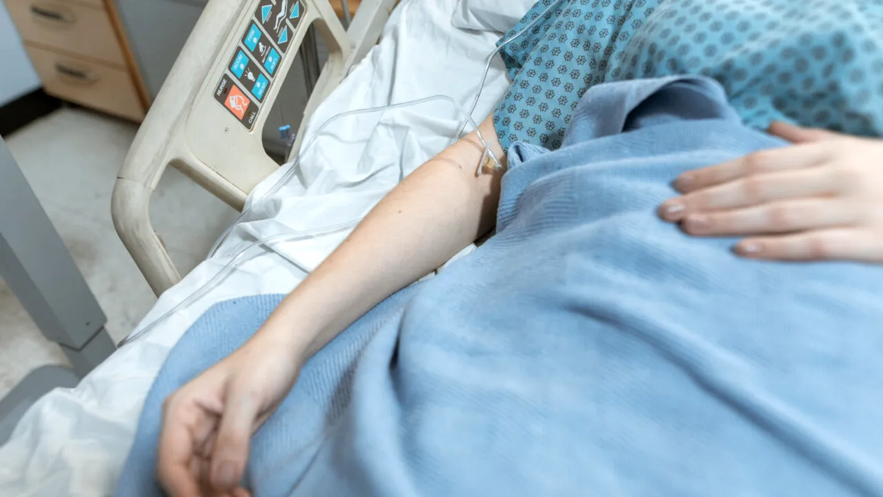 Tânără din Botoșani, la Urgențe după ce i-a EXPLODAT un sân