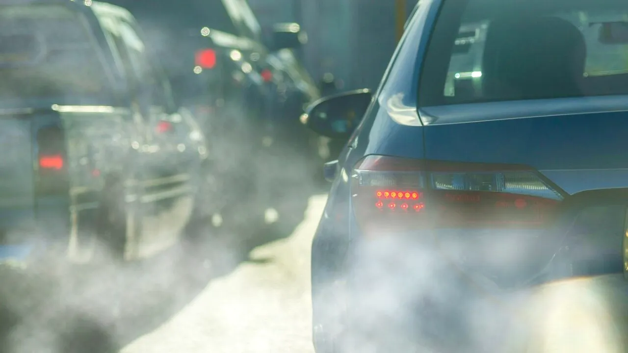 Unul dintre cei mai mari producători de autoturisme de lux critică planul UE de a INTERZICE mașinile pe benzină și motorină din 2035: „Treziți-vă”