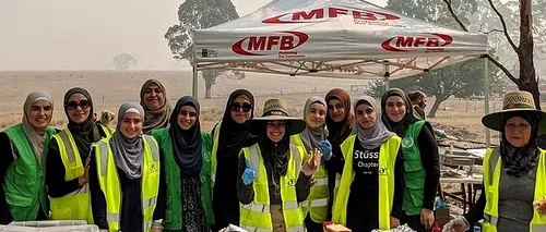 Mărturisirile unor musulmani care prepară masa pentru pompierii din Australia: „Îi hrănim, ne rugăm pentru ei și le arătăm că le suntem alături