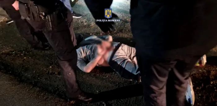 FOTO | Un bărbat din București a amenințat un șofer cu sabia, a distrus capota unei mașini și și-a amenințat cu moartea fosta cumnată. A fost prins după mai multe focuri de armă