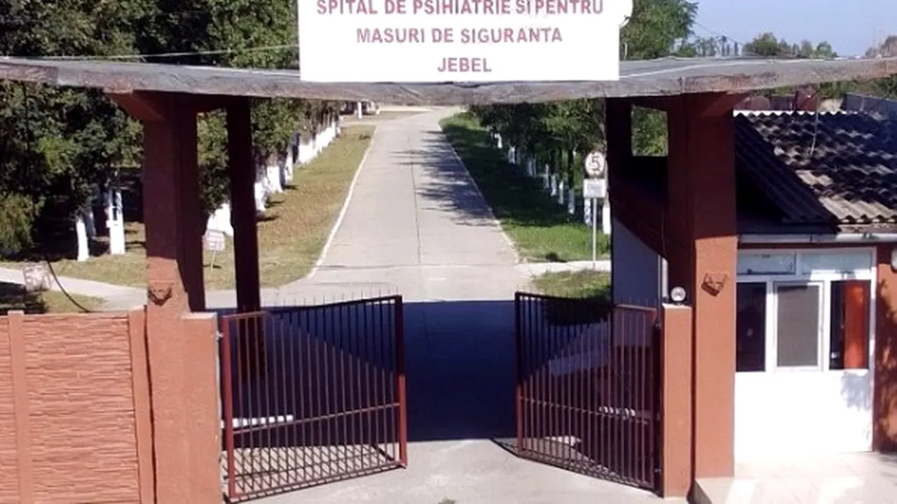 Caz incredibil în Timiș. O pacientă, găsită moartă, după o lună, chiar în curtea spitalului. Cine a făcut macabra descoperire, deși poliția cercetase zona