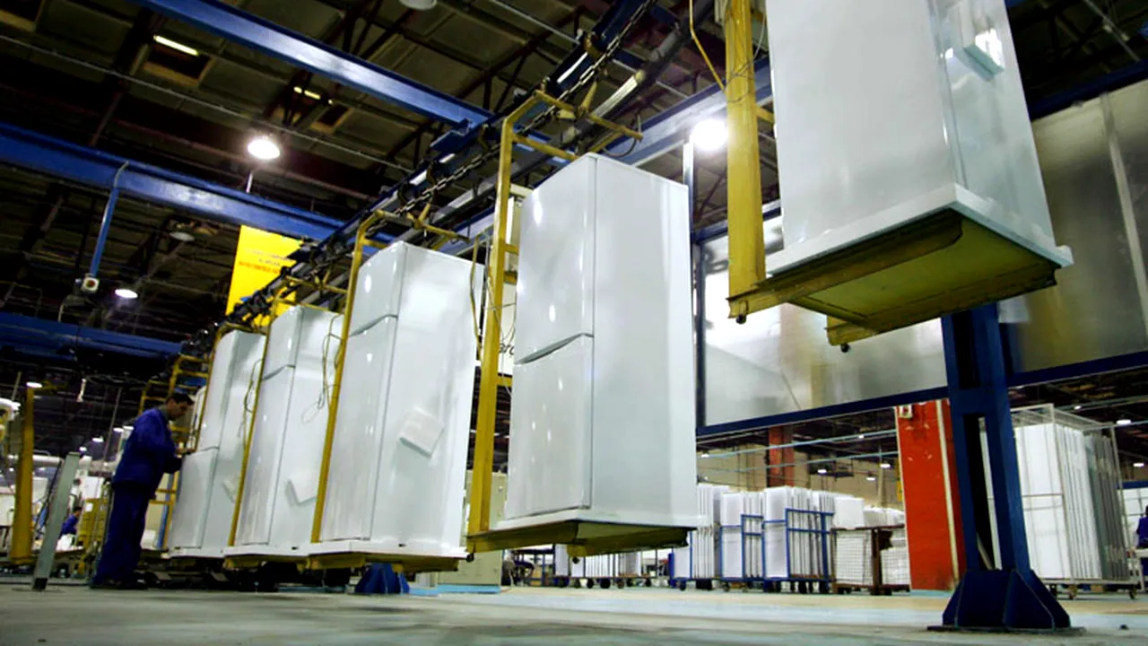 Viral în Timișoara. Cum a decis un șofer să-și transporte frigiderul: „Noul model de climatronic...?