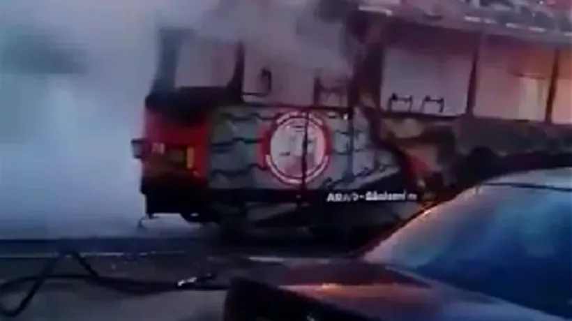 ACCIDENT. Tramvai cuprins de flăcări, în Arad, cu călători în el! Atenție, VIDEO cu imagini șocante!