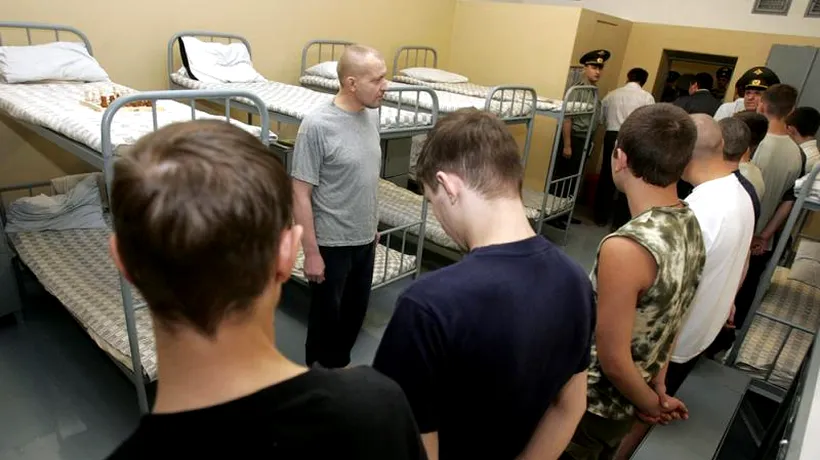 Zeci de deținuți și-au tăiat venele într-un penitenciar din Rusia
