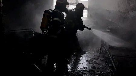 FOTO-VIDEO | Incendiu puternic la un cămin de bătrâni din Alba. Au fost evacuate 50 de persoane