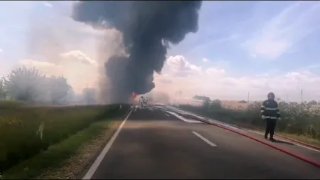 Imagini terifiante. Un șofer a fost CARBONIZAT în urma unui impact cu o cisternă! Ambele vehicule au ars până la fier