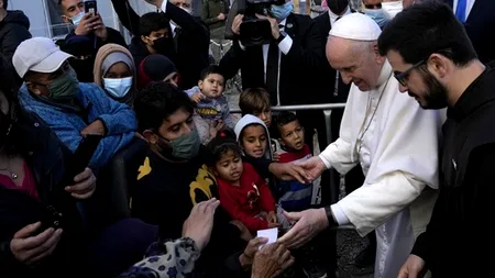 Papa Francisc, lecții tulburătoare de smerenie. A sărutat picioarele refugiaților musulmani și a 12 femei încarcerate