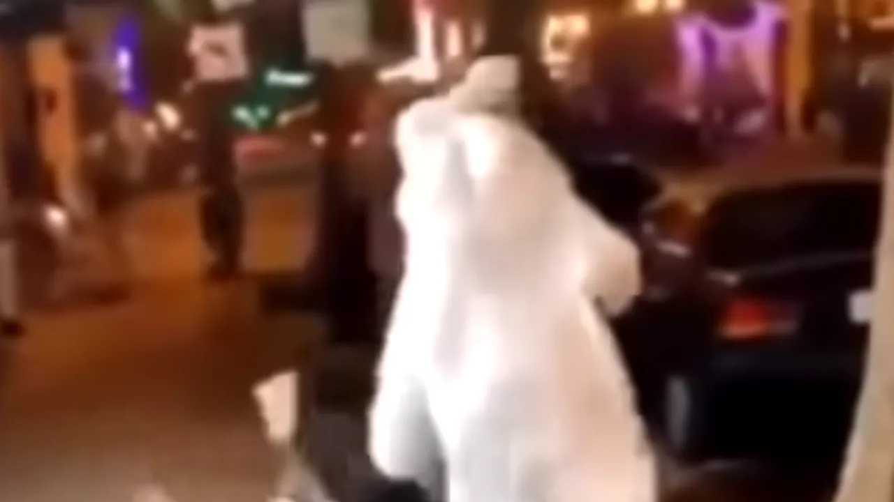 Iepurașul de Paște salvator. Ce a făcut un bărbat  după ce a văzut o femeie care era agresată - VIDEO 