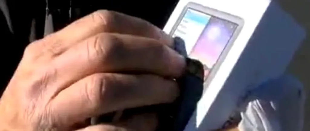 VIDEO: Ce a găsit un bărbat în cutia iPod-ului pe care tocmai îl cumpărase