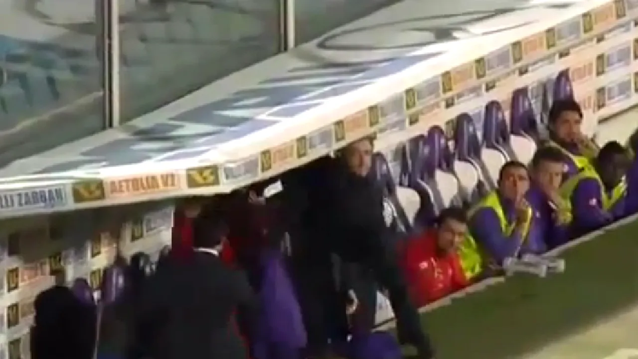 Antrenor din Serie A DEMIS pentru că A ATACAT UN JUCĂTOR în timpul unui meci - VIDEO