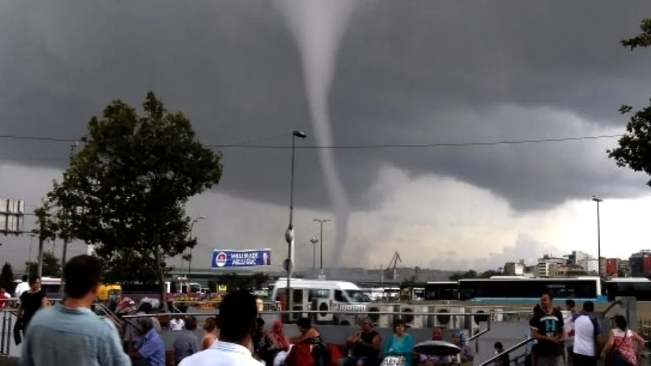 Tornadă și ploi torențiale în Istanbul, unde unul dintre cele mai cunoscute bulevarde a fost inundat
