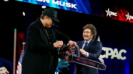 Elon Musk lovește din nou. A apărut cu o DRUJBĂ la o conferință conservatoare din SUA. Javier Milei i-a făcut-o cadou
