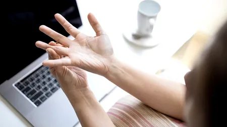 Ce se întâmplă, de fapt, atunci când îți pocnești degetele. Este grav? Ce spun specialiștii