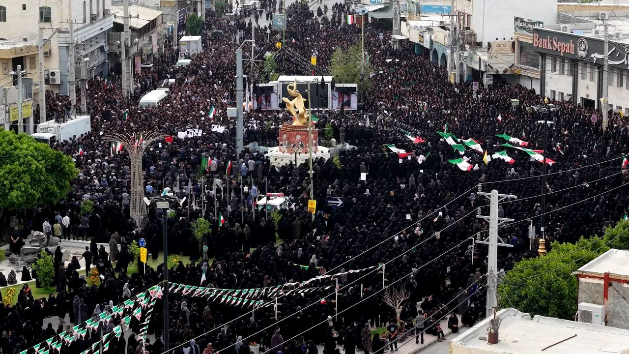 Imagini impresionante din Iran: Zeci de mii de oameni, la funeraliile victimelor de la școala din Minab. „Moarte Americii, Moarte Israelului, Nu ne predăm”, strigă mulțimea furioasă