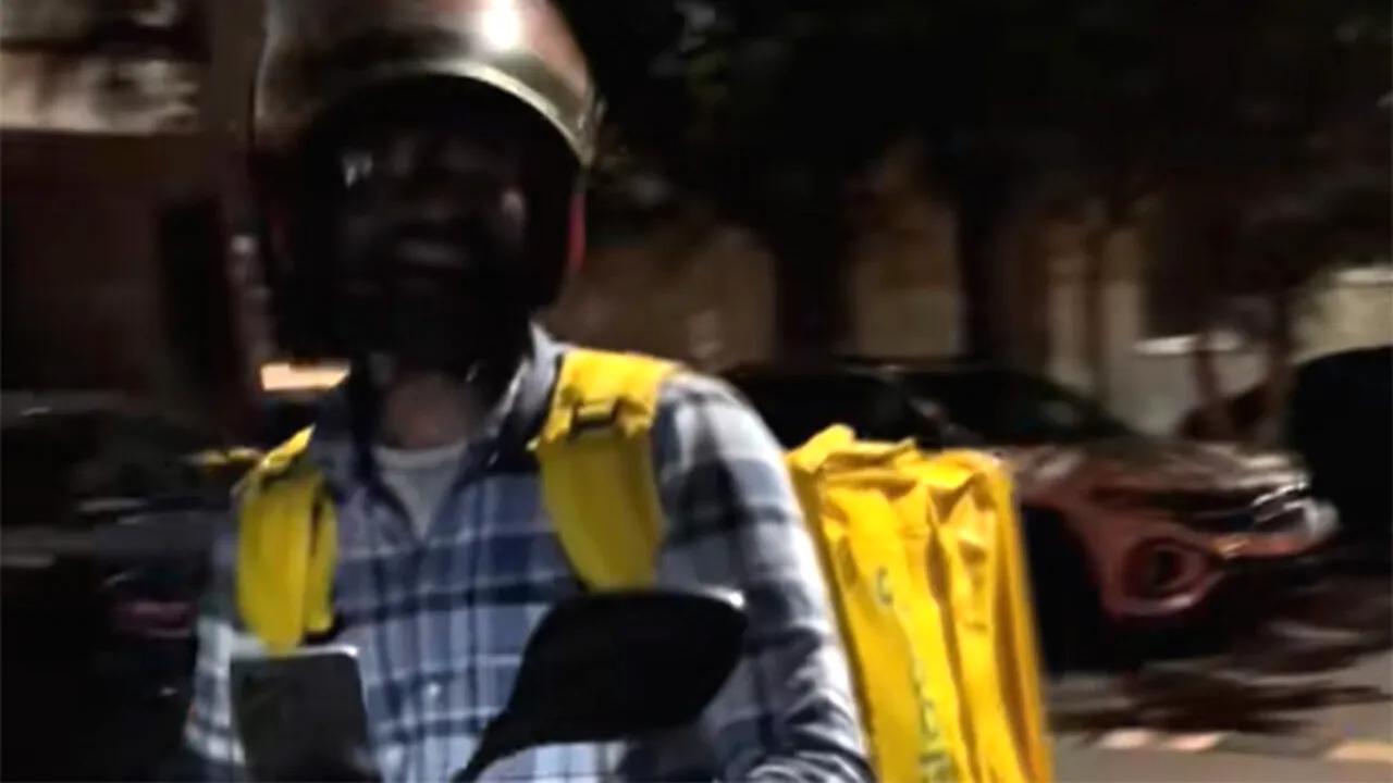 Acest livrator nepalez s-a rătăcit în București, în timp ce ducea comanda. Cum a reacționat o bucureșteancă, pe care a întrebat-o unde e adresa