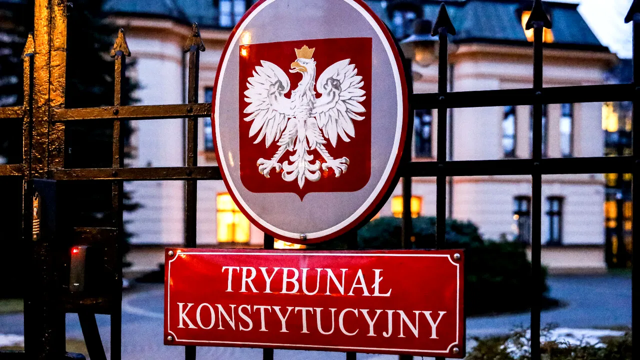 Criză în justiția din Polonia. Cele două conduceri paralele ale Curții Constituționale emit ordine contradictorii și blochează activitatea instituției