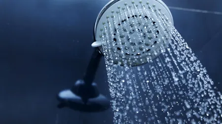 Nu 5 minute, nu 20 de minute: acesta este timpul pe care persoanele de peste 65 de ani ar trebui să-l petreacă sub duș 