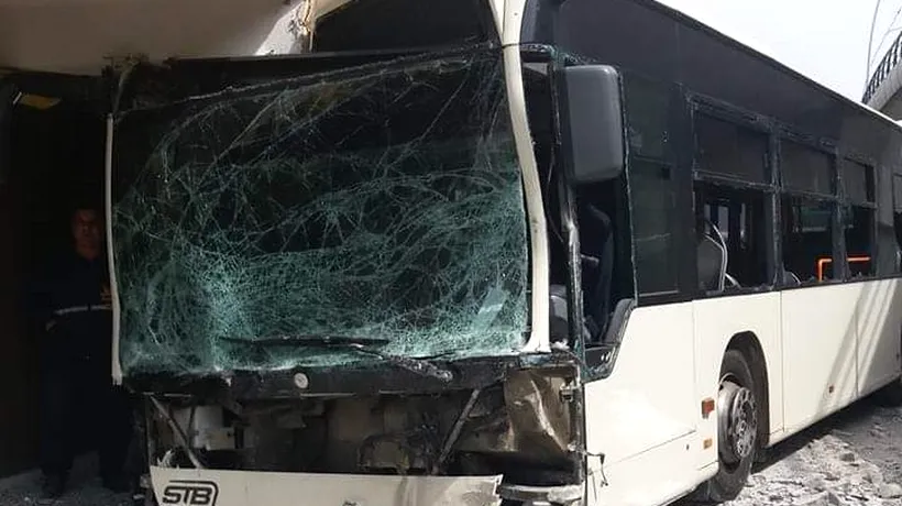 Patru persoane rănite în Capitală după ce un autobuz fără călători a intrat într-un bloc. Șoferului i s-ar fi făcut rău