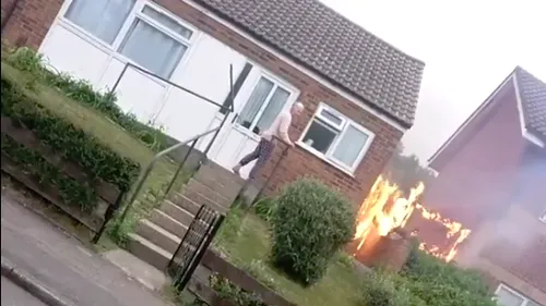 Conflictul, înainte de toate. Doi vecini se ceartă peste gard, în timp ce casele lor sunt la un pas să ia foc: E numai vina ta - VIDEO