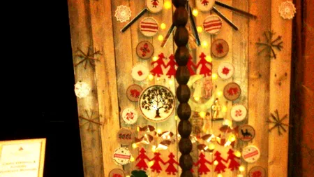 Designerii români au creat brazi de Crăciun pentru copiii nevoiași. GALERIE FOTO