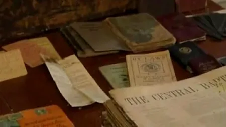 VIDEO: Ce a găsit o femeie într-un cufăr deschis după 100 de ani