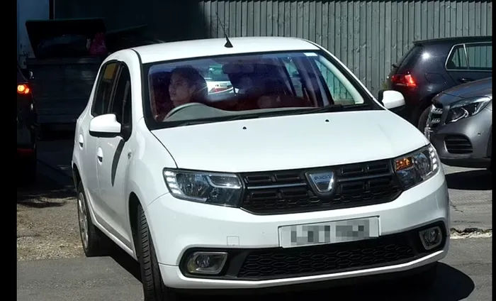 Emma Răducanu conduce o Dacia Sandero / Sursa foto: Daily Mail