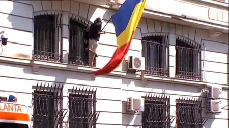 Protest la sediul Înaltei Curți de Casație și Justiție. Un bărbat s-a urcat pe clădire