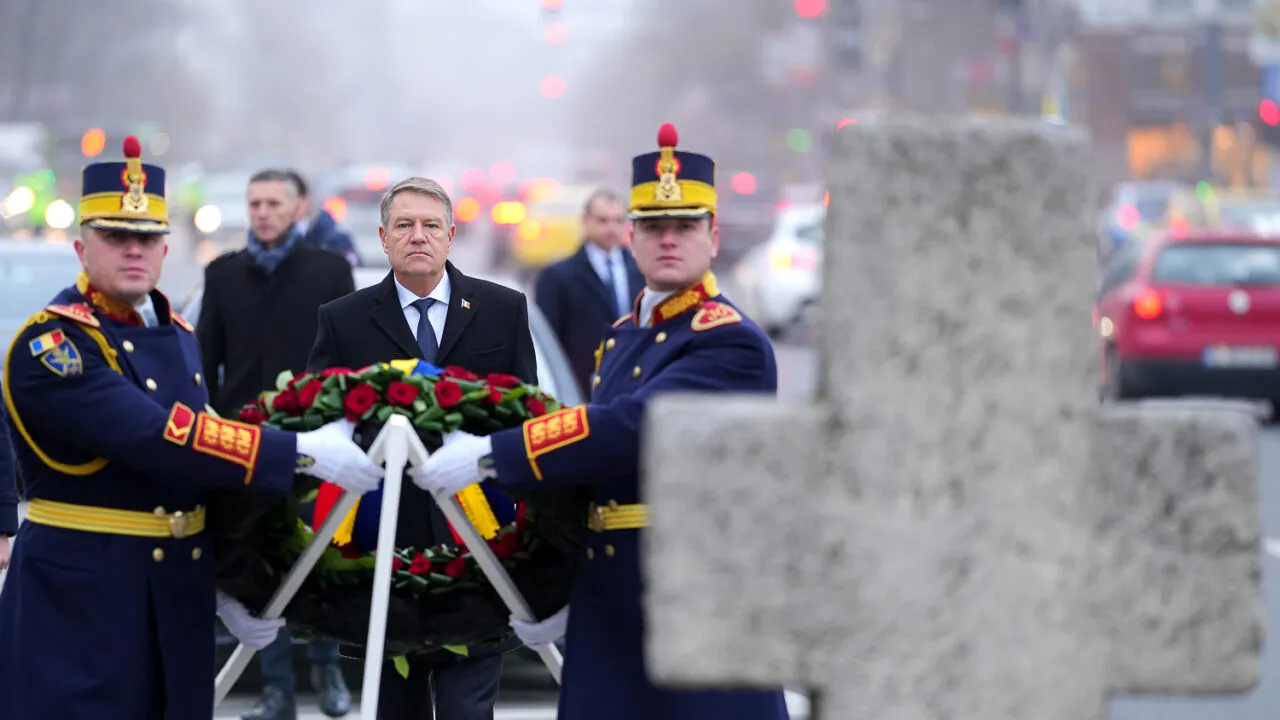 FOTO: Preşedintele Klaus Iohannis a depus o coroană de flori în memoria victimelor Revoluţiei din 1989 / Nicolae Ciucă: „Tinerii și copiii de astăzi trebuie să știe cât rău a însemnat acea pagină a istoriei noastre”