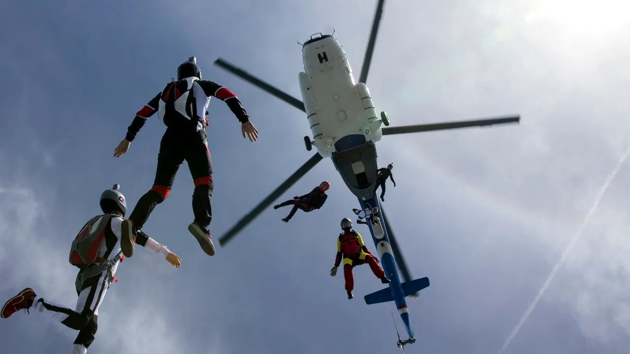 Clipe de coșmar pentru o tânără care a vrut să încerce senzații extreme. S-a aruncat din elicopter, dar PARAȘUTA nu s-a mai deschis