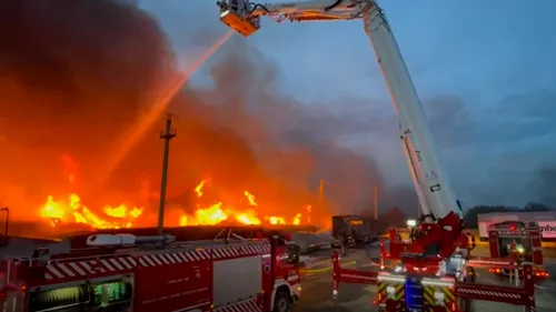 VIDEO | Incendiu de proporții lângă rafinăria Arpechim. Flăcările au atins zeci de metri