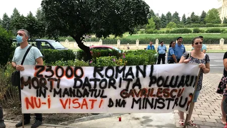 Protest la Ministerul Mediului din cauza mirosului de GUNOI. „Nu putem ține geamurile deschise vara, situația este FOARTE GRAVĂ