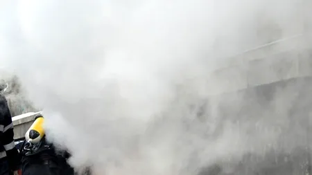 Doi adulți și un copil, intoxicați cu fum în urma unui incendiu într-un bloc din Capitală 