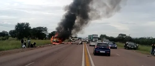 Accident înfiorător în Africa de Sud. 12 morți, după ce un autobuz a intrat în coliziune cu un autoturism