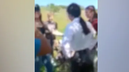 VIDEO șocant. O fată a fost bătută pe un câmp din Iași și lovită cu piciorul în piept de un băiat! Alți minori fac „galerie” și filmează ca la un proces public