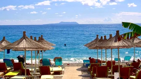 Cât costă o noapte de cazare într-un hotel de pe litoralul din Albania, locul unde se duc în vacanță din ce în ce mai mulți români
