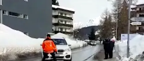 Momentul în care un BMW din escorta lui Trump lovește un polițist în Davos. VIDEO