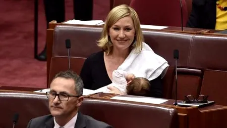 Senatoarea din Australia, care și-a alăptat copilul în Parlament, marchează o nouă premieră. Videoul care a devenit viral 