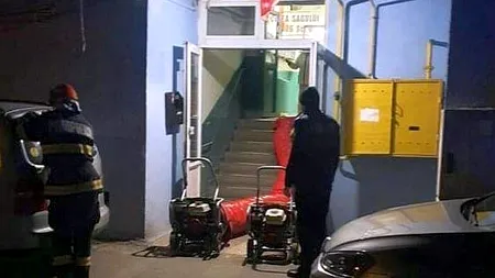 Miros înțepător într-un bloc din Timișoara, după o deratizare la parter. Au fost evacuați 70 de locatari, între care 12 minori, iar ministrul Sănătății a ordonat o anchetă / Ce substanță periculoasă au descoperit specialiștii!